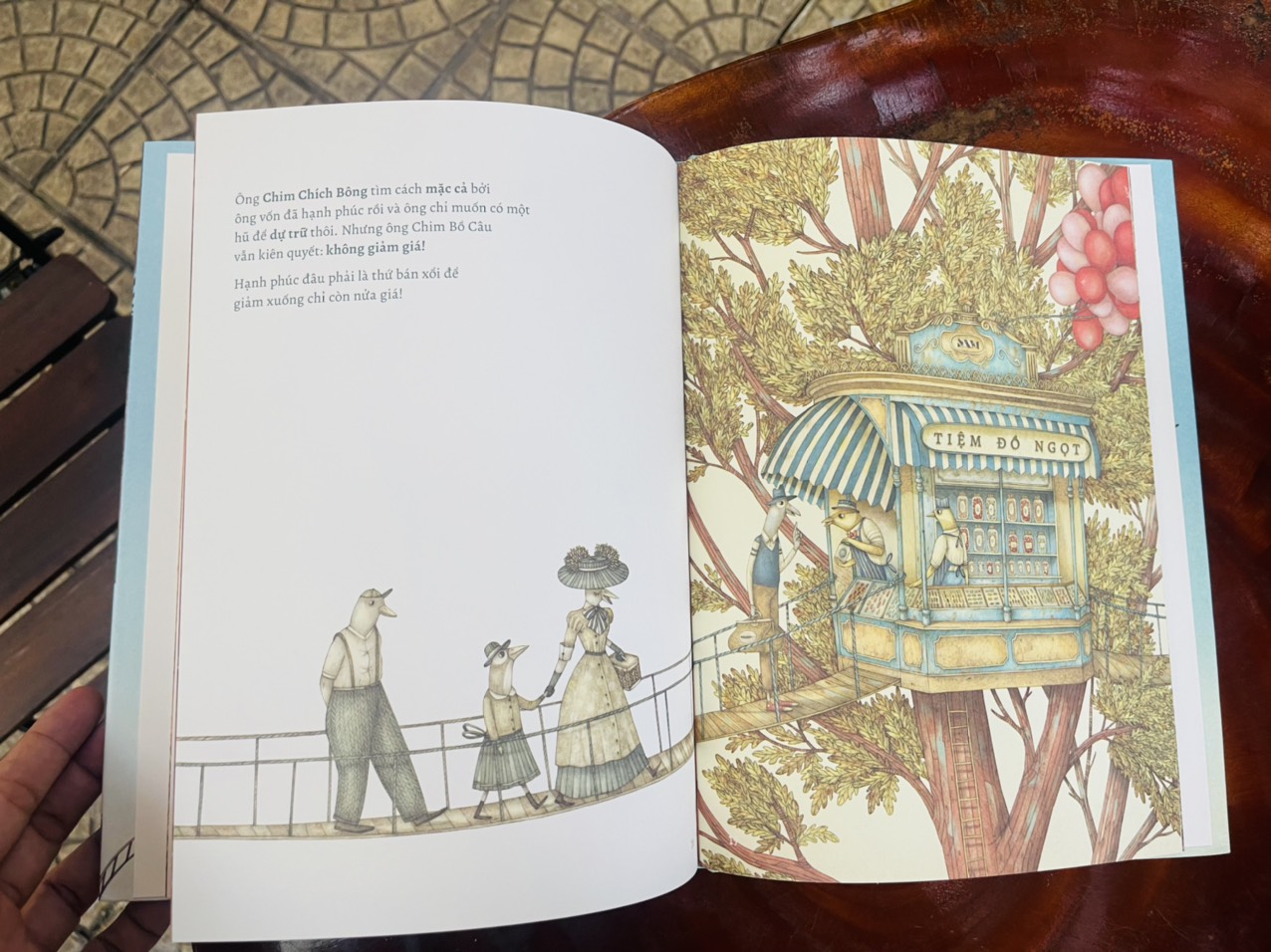 [Bìa cứng có áo, in màu toàn bộ]  Người Bán Hạnh Phúc - Davide Calì - Marco Somà minh họa - Crabit Kidbooks