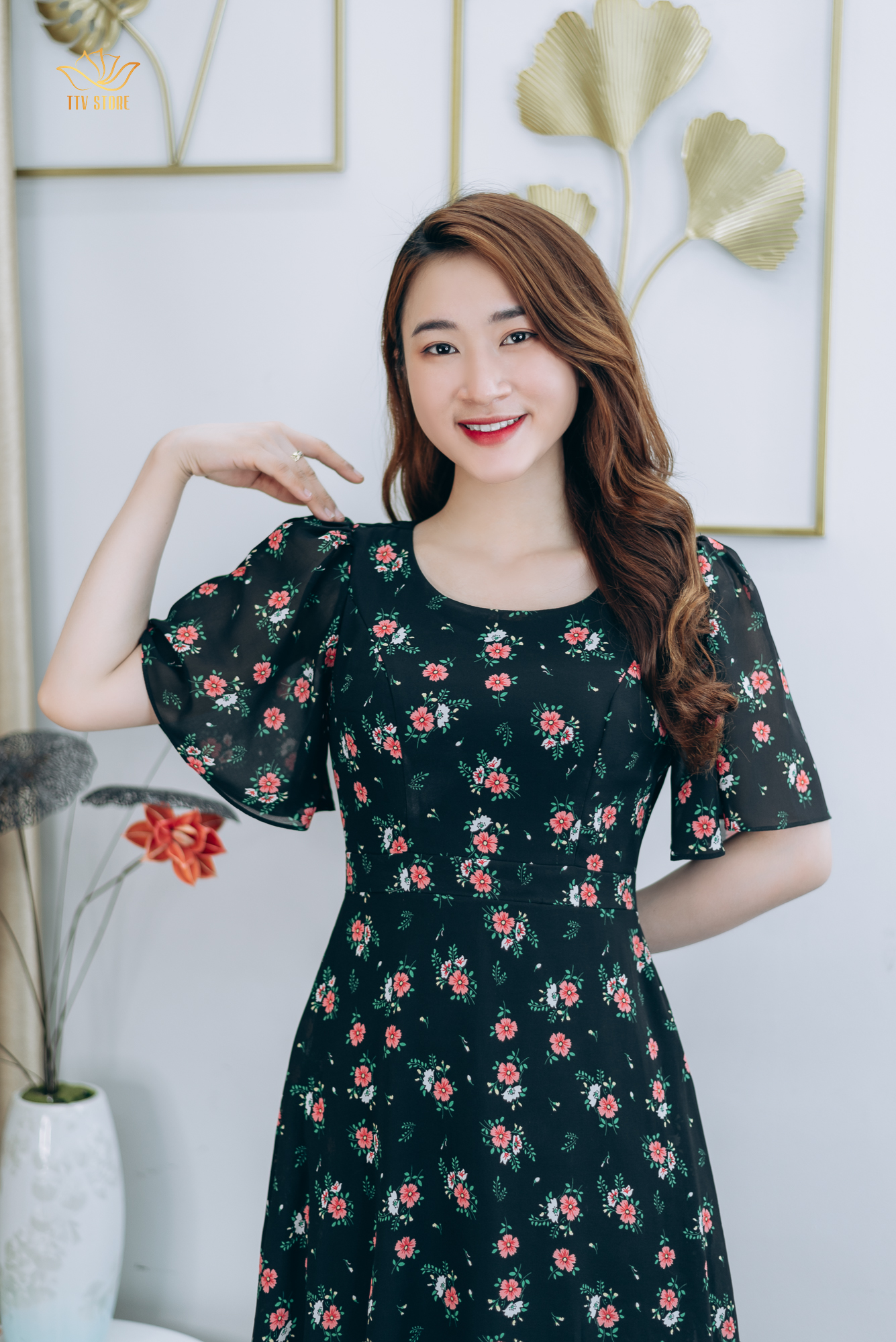 Đầm form A thiết kế trung niên cao cấp sang trọng Cổ tròn tay loe màu Đen hoa hồng TTV STORE  TTV1302