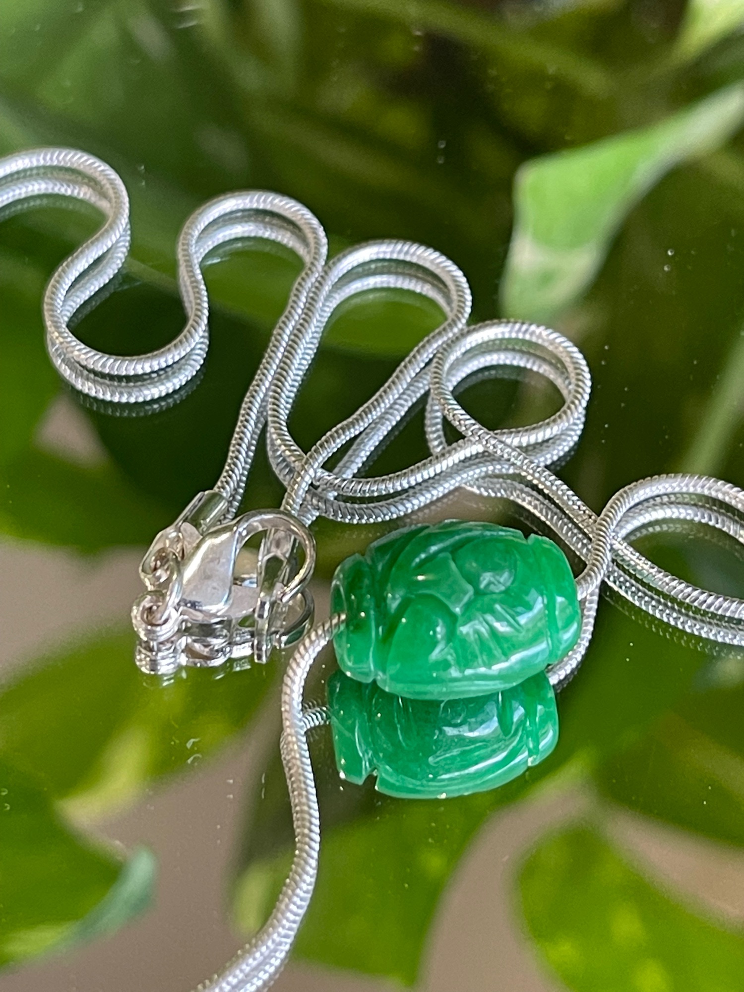 Vòng cổ Bạc và Ngọc Bích khắc hoa