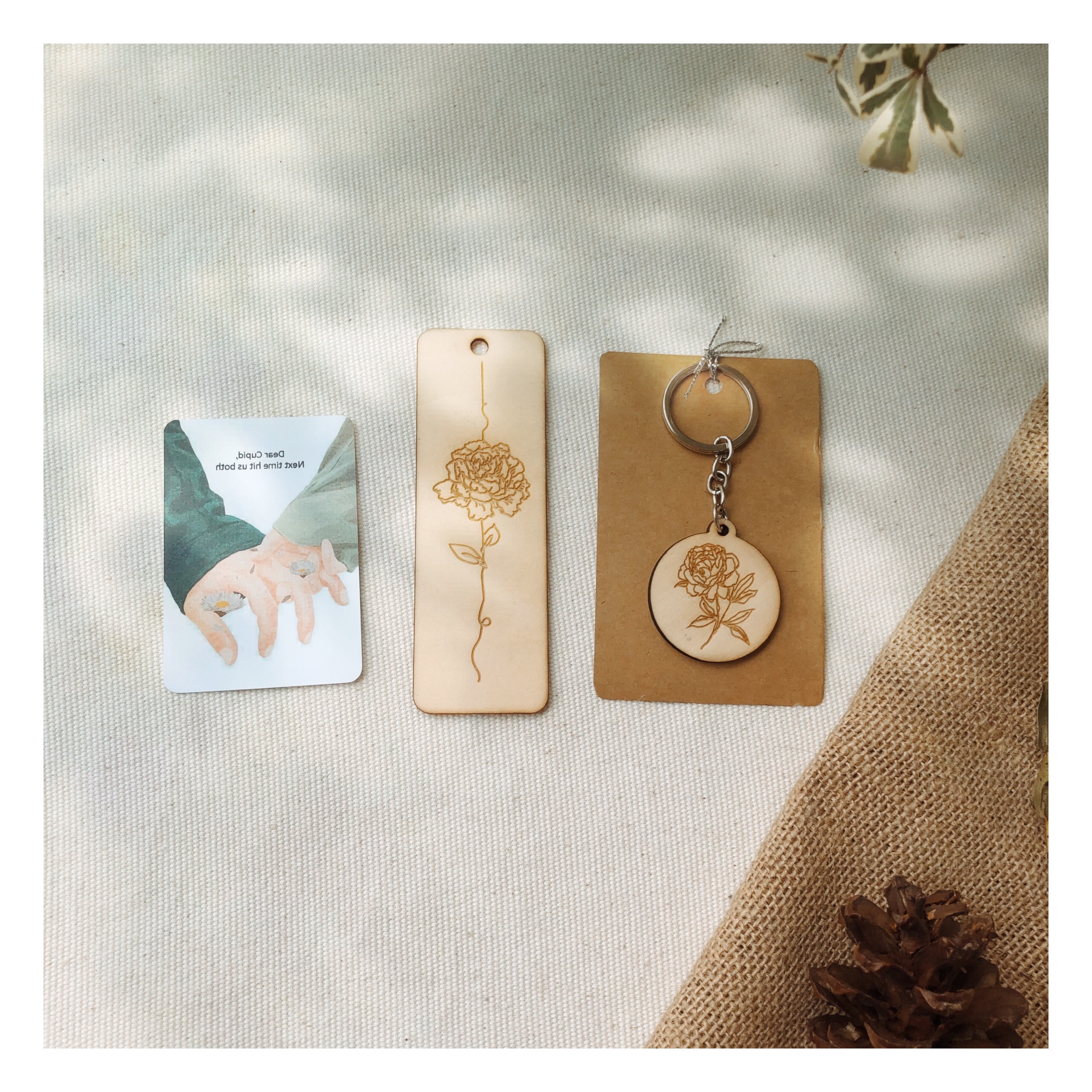 COMBO MÓC KHÓA VÀ BOOKMARK GỖ KHẮC HÌNH HOA MẪU ĐƠN