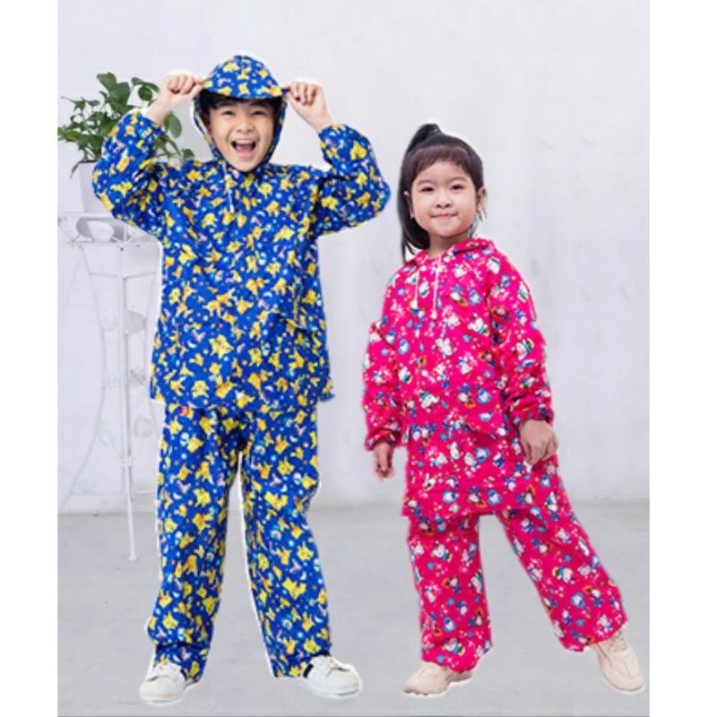 Áo Mưa Bộ Trẻ Em 6–8 Tuổi Vải Dù Cao Cấp Chống Thấm 100% – Bộ Quần Áo Đi Mưa Siêu Bền Có Túi Đựng Xinh Xắn – Giao Màu Ngẫu Nhiên