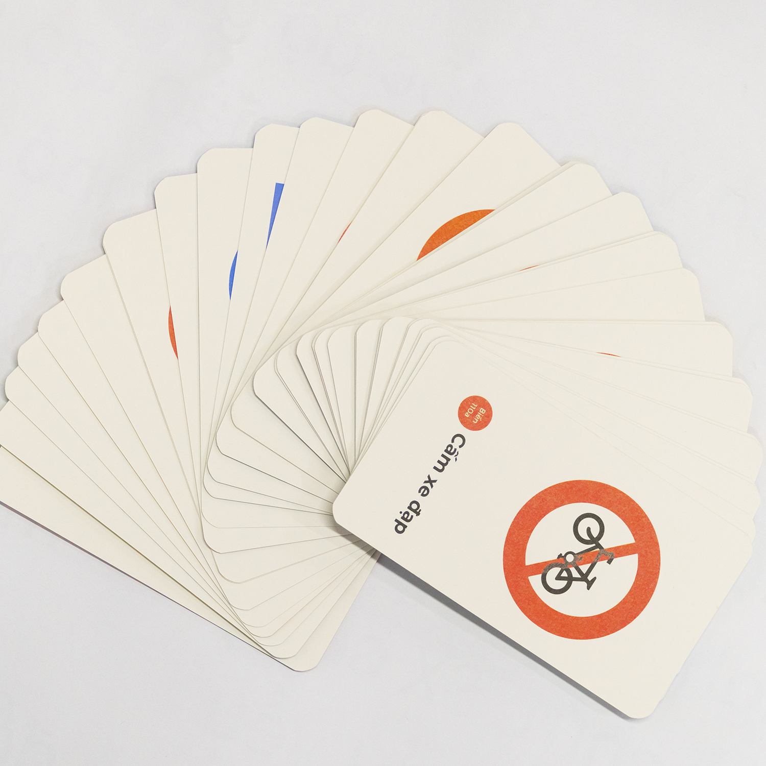 Bộ Thẻ học Thông minh cho Bé: 60 Thẻ Flashcards chủ đề: Học Biển An Toàn + Tình Huống An Toàn Giao Thông