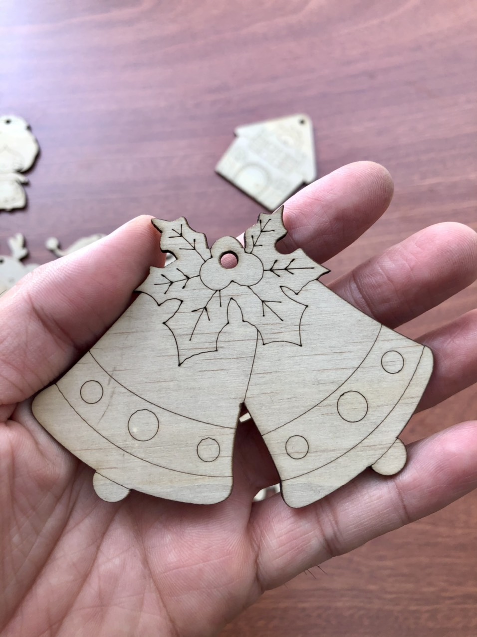 Trang trí Noel với Bộ Gỗ tự tô mầu Có dây và Set 6 mầu đi kèm