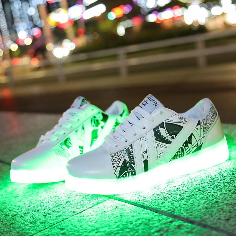 Giày PHÁT SÁNG MÀU TRẮNG HỌA TIẾT NỬA THÂN MÀU ĐEN SÁNG 7 MÀU TẶNG KÈM DÂY GIÀY PHÁT SÁNG (kèm ảnh