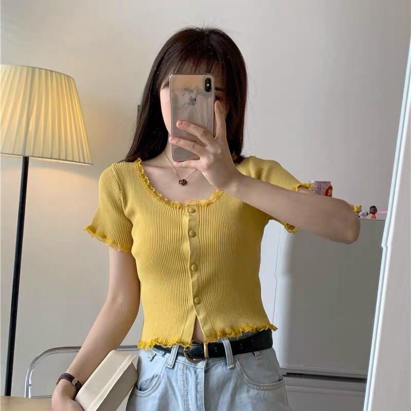 Áo len mongtoghi cộc tay viền ren khuy dáng croptop