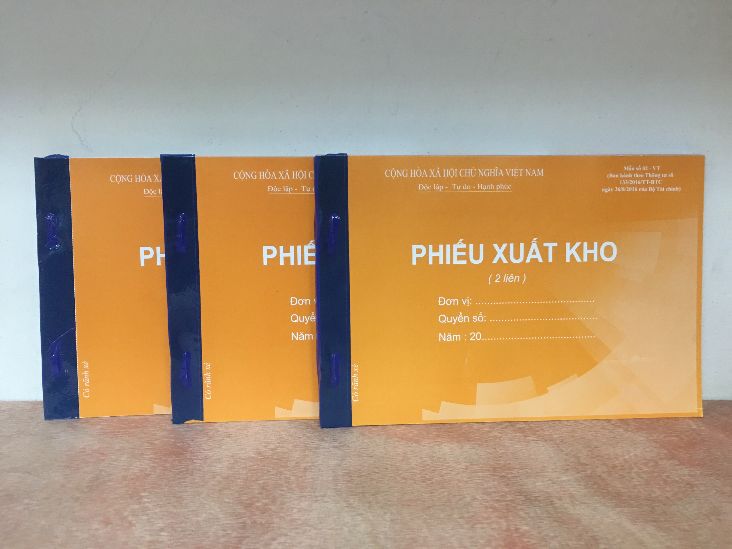 Combo 3 quyển phiếu Xuất Kho/ Nhập Kho 100 tờ (Tặng bút bi nến viết trơn đều mực)