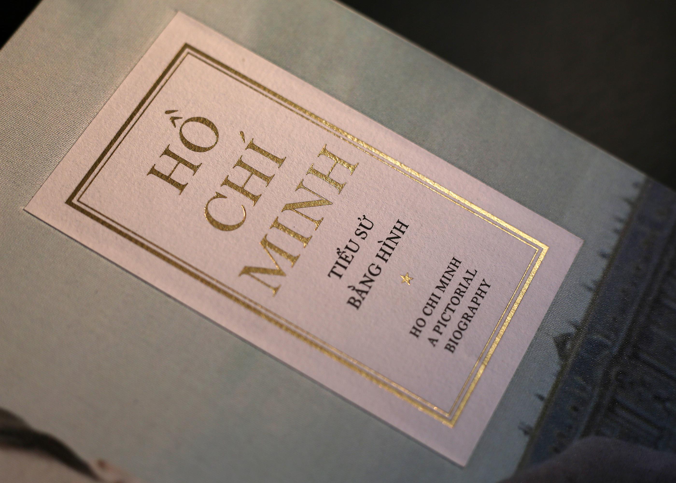 Sách - Hồ Chí Minh - Tiểu Sử Bằng Hình - Ấn Bản Giới Hạn - Bìa Vải
