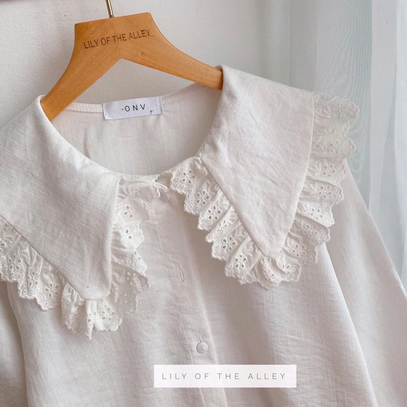 Sơ mi đũi xước cổ búp bê viền ren