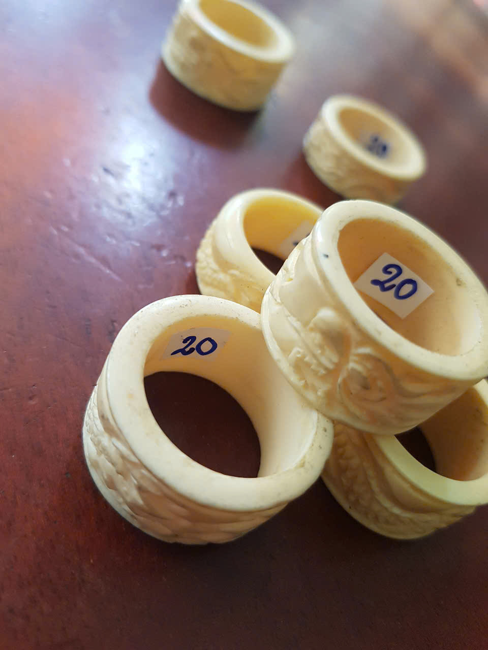 Nhẫn Càn Long Chạm Rồng Nam Giả Ngà hay Xương Mỹ Nghệ màu trắng Ni 20mm Cao 14mm Dầy 3mm Dành Cho Các Anh Nam đeo nhẫn ngón tay cái hay bất kỳ ngón tay nào ni lọt vừa tay là 20mm rẻ vẫn đẹp như thường ạ