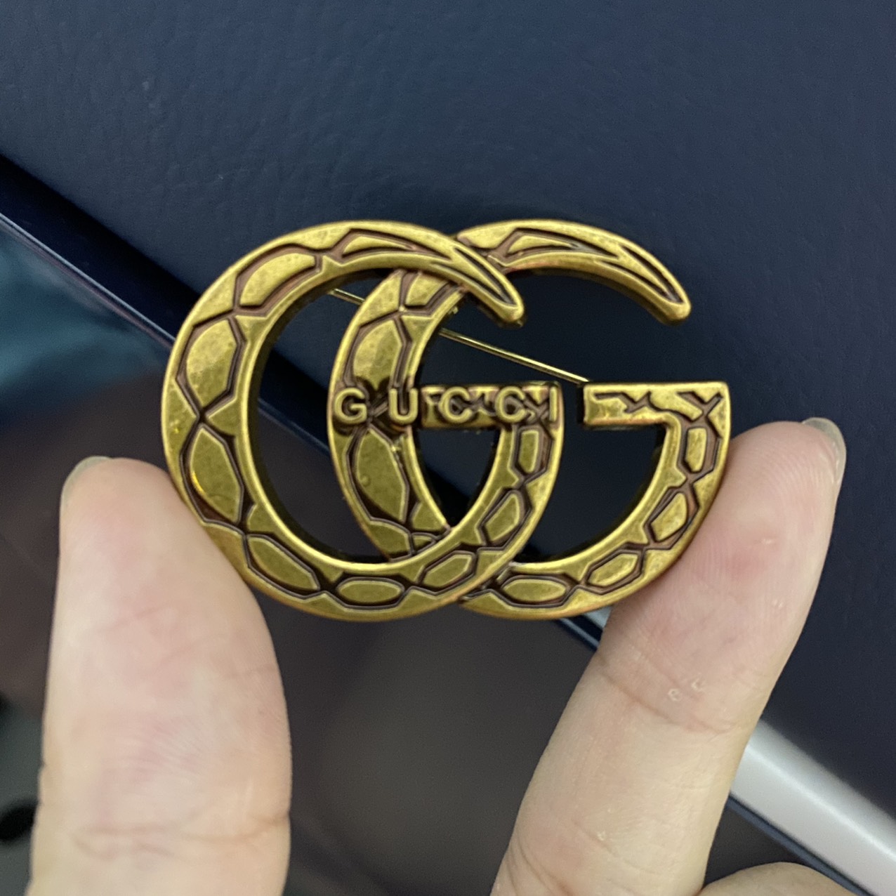 Ghim tag cài áo G13D vân đồng vintage
