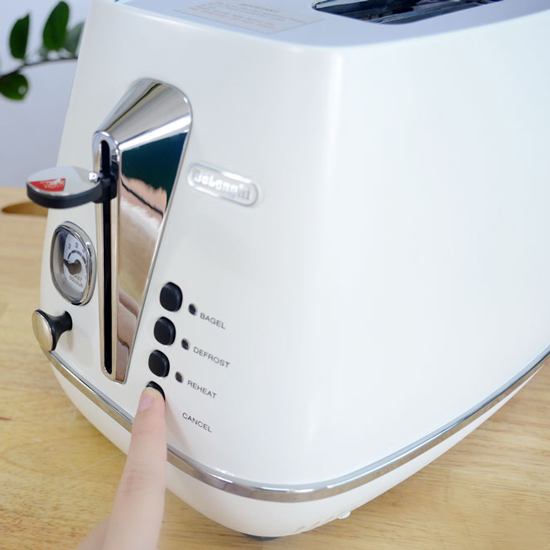 Máy Nướng Bánh Mì Distinta Delonghi CTI 2103.W (900W) - Trắng - Hàng Chính Hãng