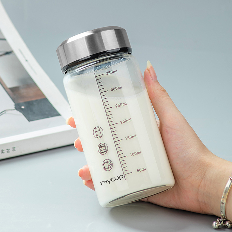 Bình Nước Sữa Thủy Tinh 350ml Nắp Inox Di Động Ăn Sáng Cà Phê Nước Ép Trà Sữa Chia Vạch Tặng Kèm Túi Giao Màu Ngẫu Nhiên