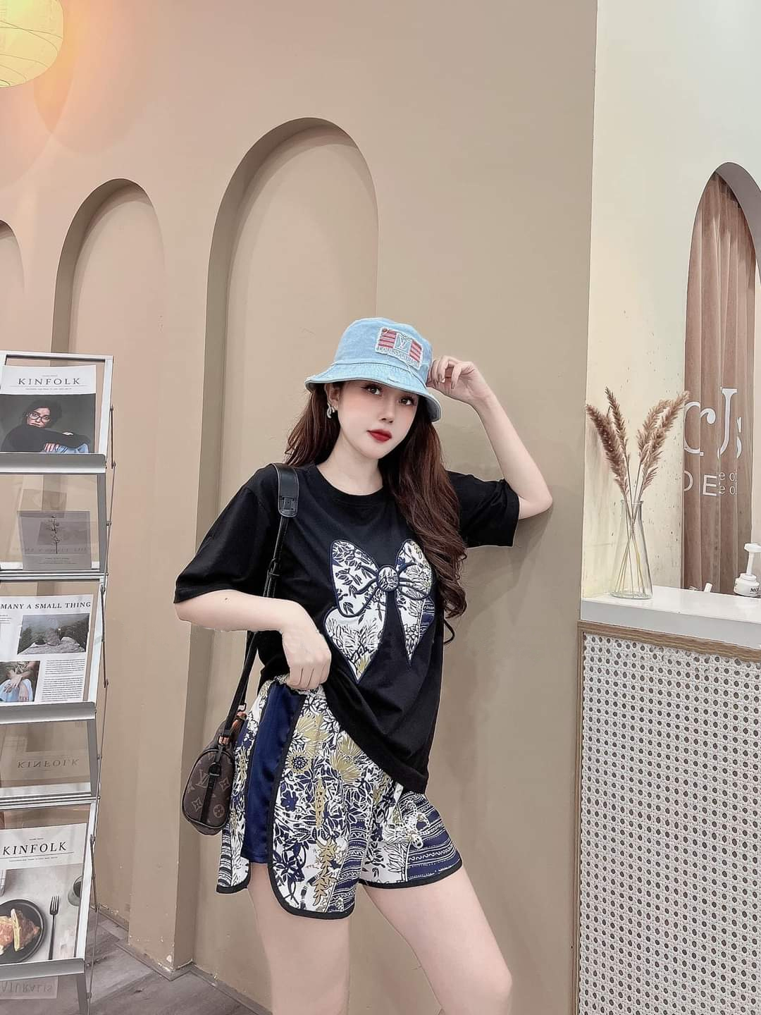 Đồ bộ thun đùi form rộng họa tiết nơ hiện đại (2 màu đen, trắng)