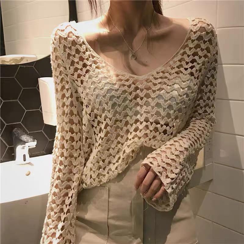 Áo đan lưới hình trái tim đi biển