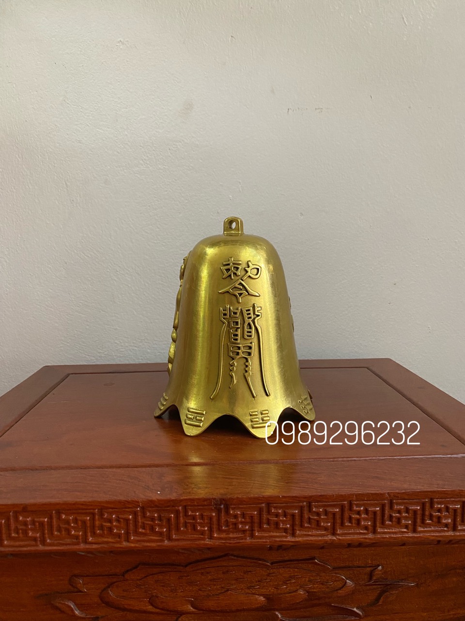 Quả Chuông đồng vàng đúc hoạ tiết hoa văn quan âm