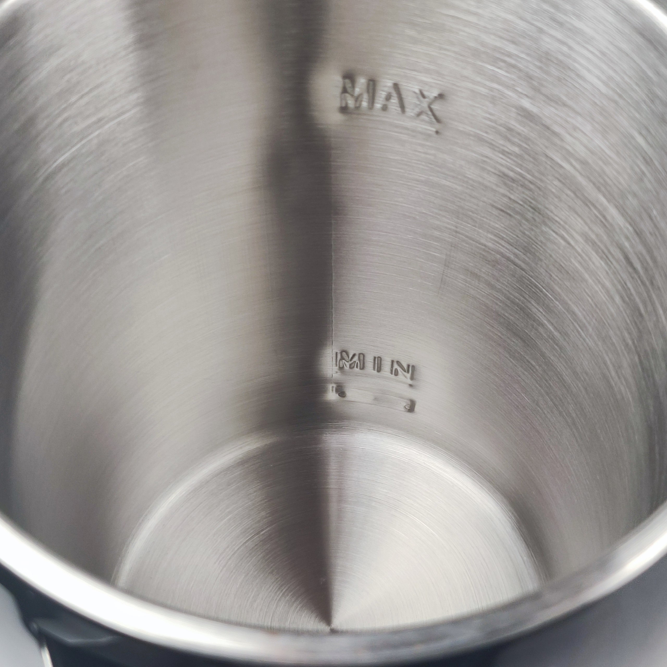 Bình đun siêu tốc 2 lớp Ladomax lòng ấm inox 304 đúc nguyên khối dung tích 2.5L, vỏ nhựa ABS không phai màu (888 - Màu Đỏ) - Hàng chính hãng