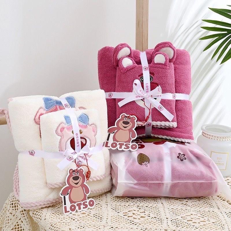 Combo 2 Khăn Tắm Hình Gấu Lotso Đáng Yêu, Cao Cấp, Size Lớn 70x140cm và nhỏ 75x35cm Siêu Mềm Mịn Dày Dặn - ĐỎ