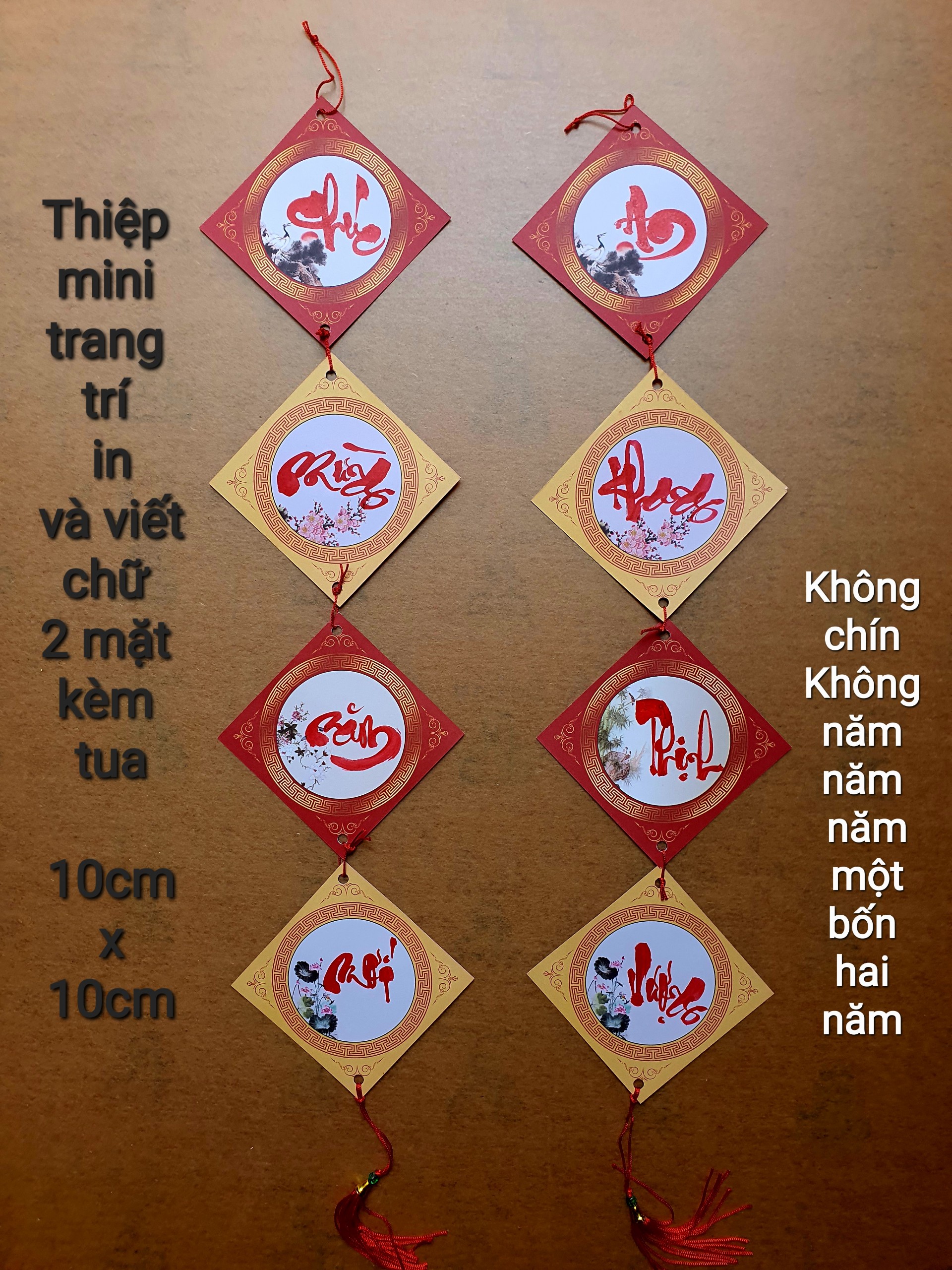 10 Thiệp mi ni treo trang trí tết in viết chữ 2 mặt kèm tua. 10cm x 10cm.