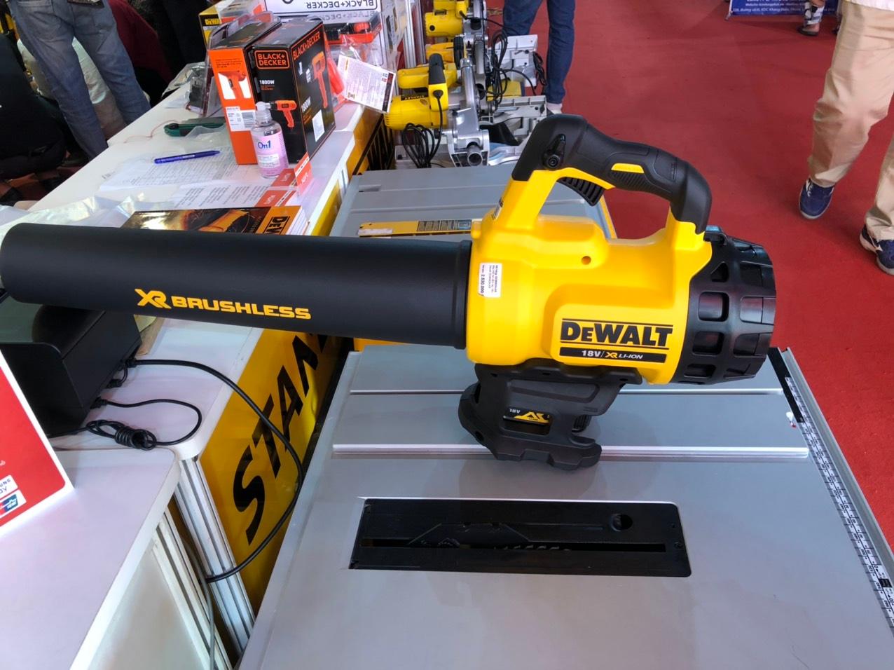 MÁY THỔI LÁ PIN CẦM TAY 18V(145 KM / H) DEWALT DCM562M2- HÀNG CHÍNH HÃNG