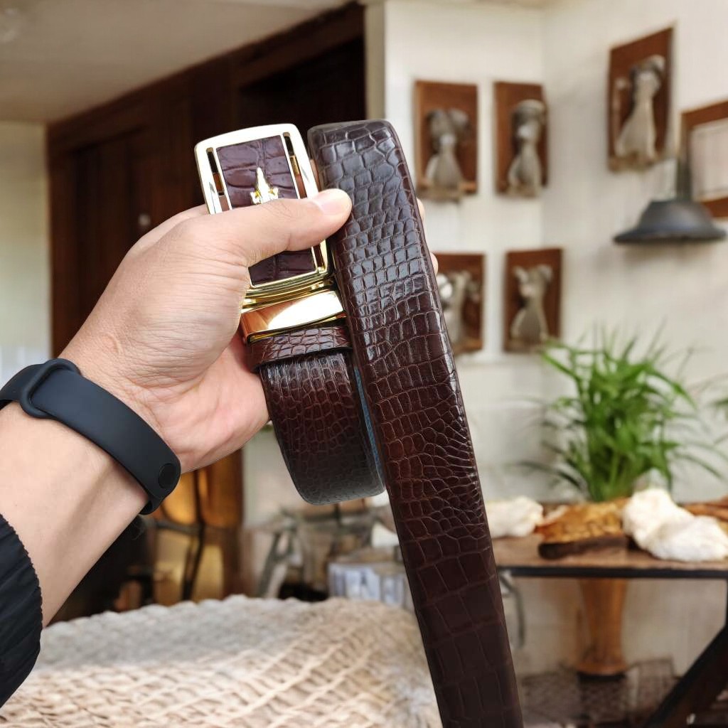 Nịt da cá sấu BẢN LỚN phù hợp bụng bia. Da bụng vân đẹp nhẹ nhàng! (mặt vàng)