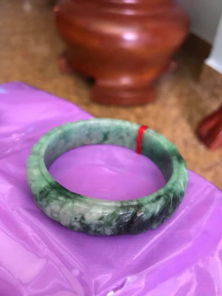 VÒNG TAY ĐÁ CẨM THẠCH TỰ NHIÊN BẢN HẸ TIỀN NGỌC 51MM TRẠM DÃY TIỀN MAY MẮN MÀU XANH NGỌC NHẸ LÊN ĐẬM DẦN ĐẸP Kích thước 51mmx độ dầy 6,5mm x Cao 14mm NỮ 48KG - 55KG ĐEO Ạ