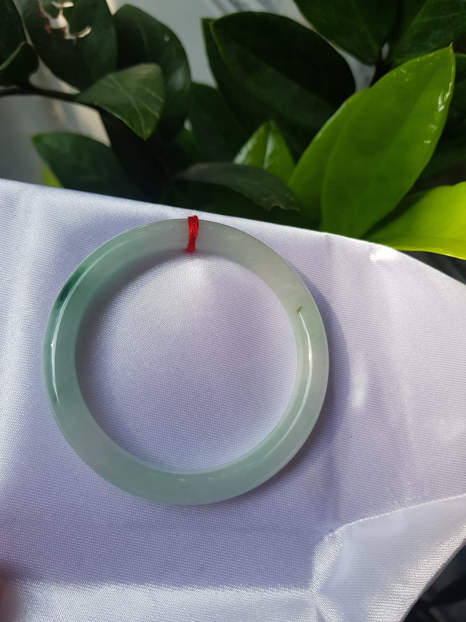 Vòng cẩm thạch tự nhiên A LÝ 51mm x 7,2mm Màu xanh lý nhẹ tô điểm 1 Vân Xanh Lý Đậm đẹp Nữ Mộc Hỏa Thủy 50kg - 57kg ạ
