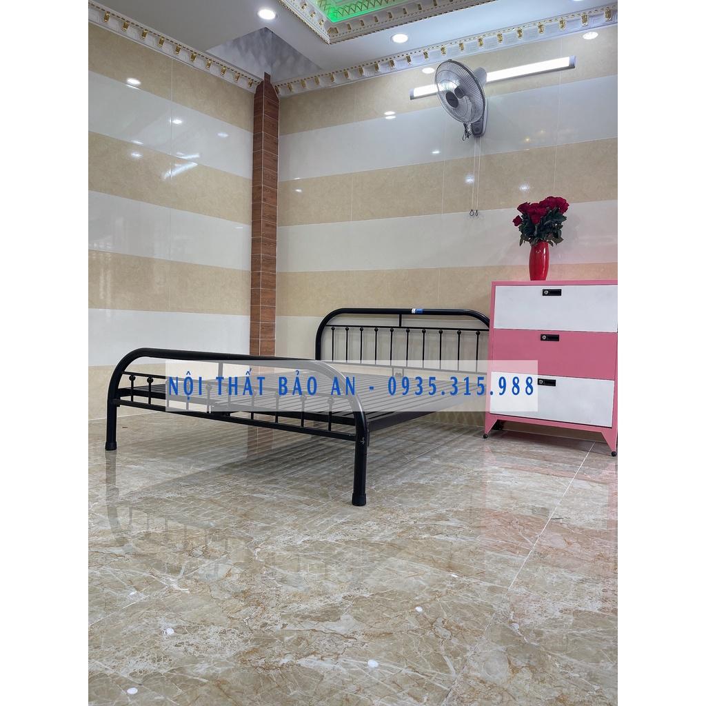 Gường sắt mỹ nghệ 1m8x2m giá rẻ