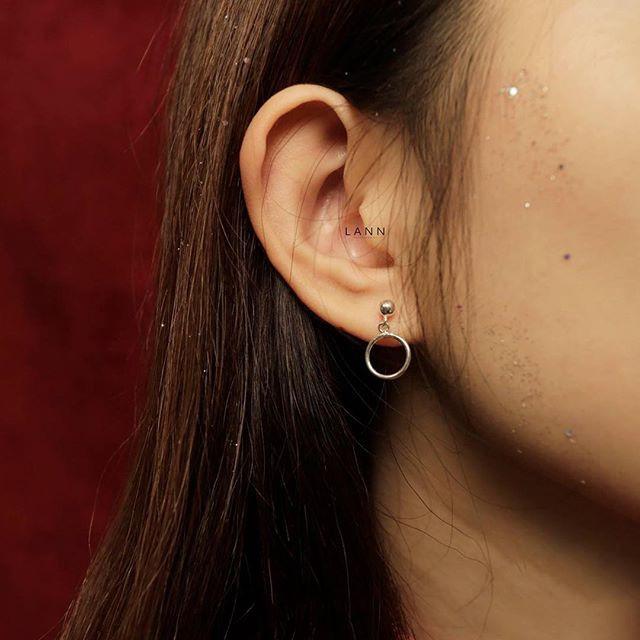 Khuyên dot tròn gắn đường tròn - thanh ngang S925 LANN