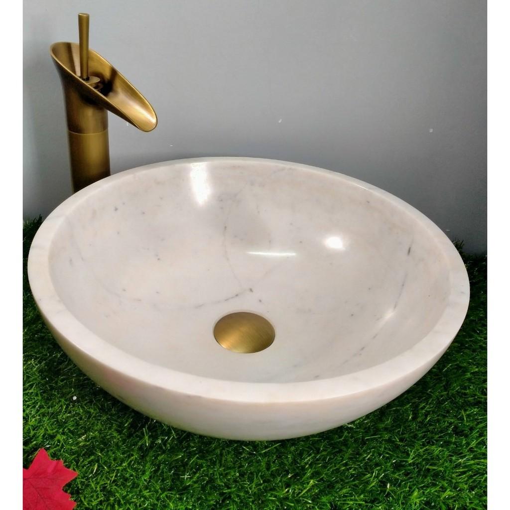 Chậu lavabo đá tự nhiên với nhiều màu và nhiều vân lạ phù hợp với không gian phòng tắm rộng rãi hay thiết kế ngoài trời