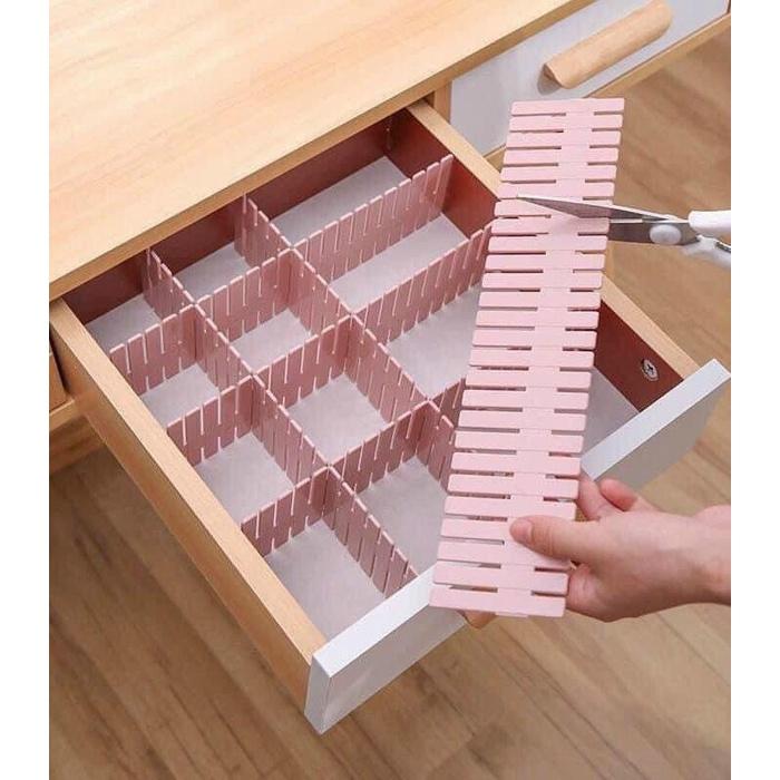 Set bộ 4 mếngTấm Vách Chia Ngăn Tủ được thiết kế đa năng, đặt trong các hộc bàn, kệ tủ... giúp phân chia ngăn kéo tủ
