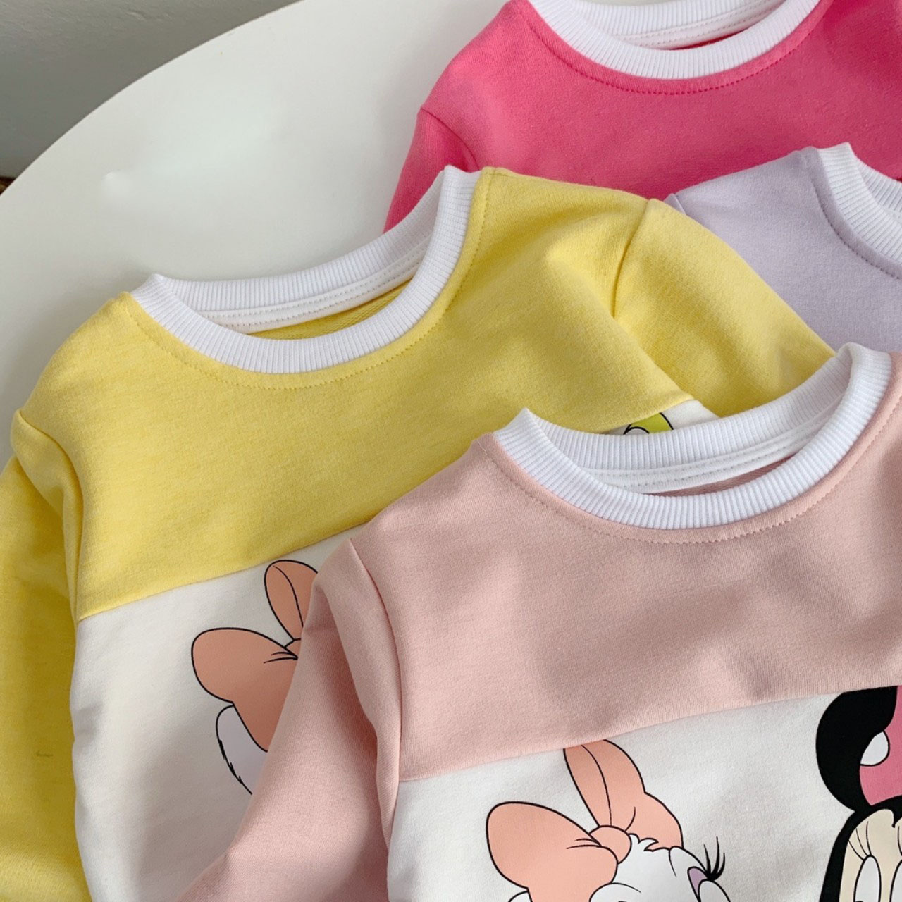 Quần áo trẻ em, bộ quần áo cotton dài tay Mickey màu hồng, màu vàng, màu tím cho bé gái từ 9kg đến 18kg của BERNIE