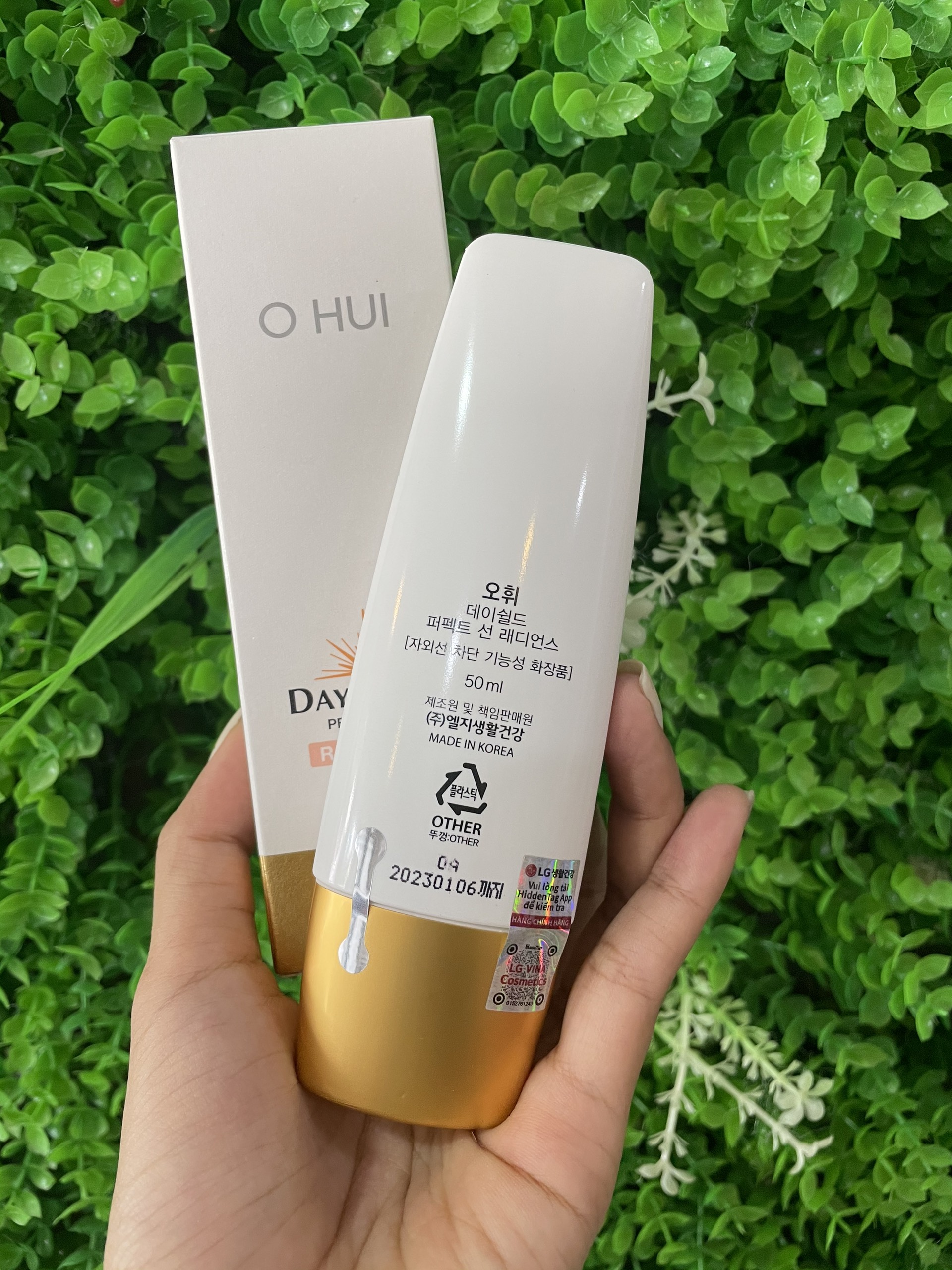 Kem chống nắng nâng tông da OHUI Day Shield Perfect Sun Radiance SPF 50+/PA++++ 50ml