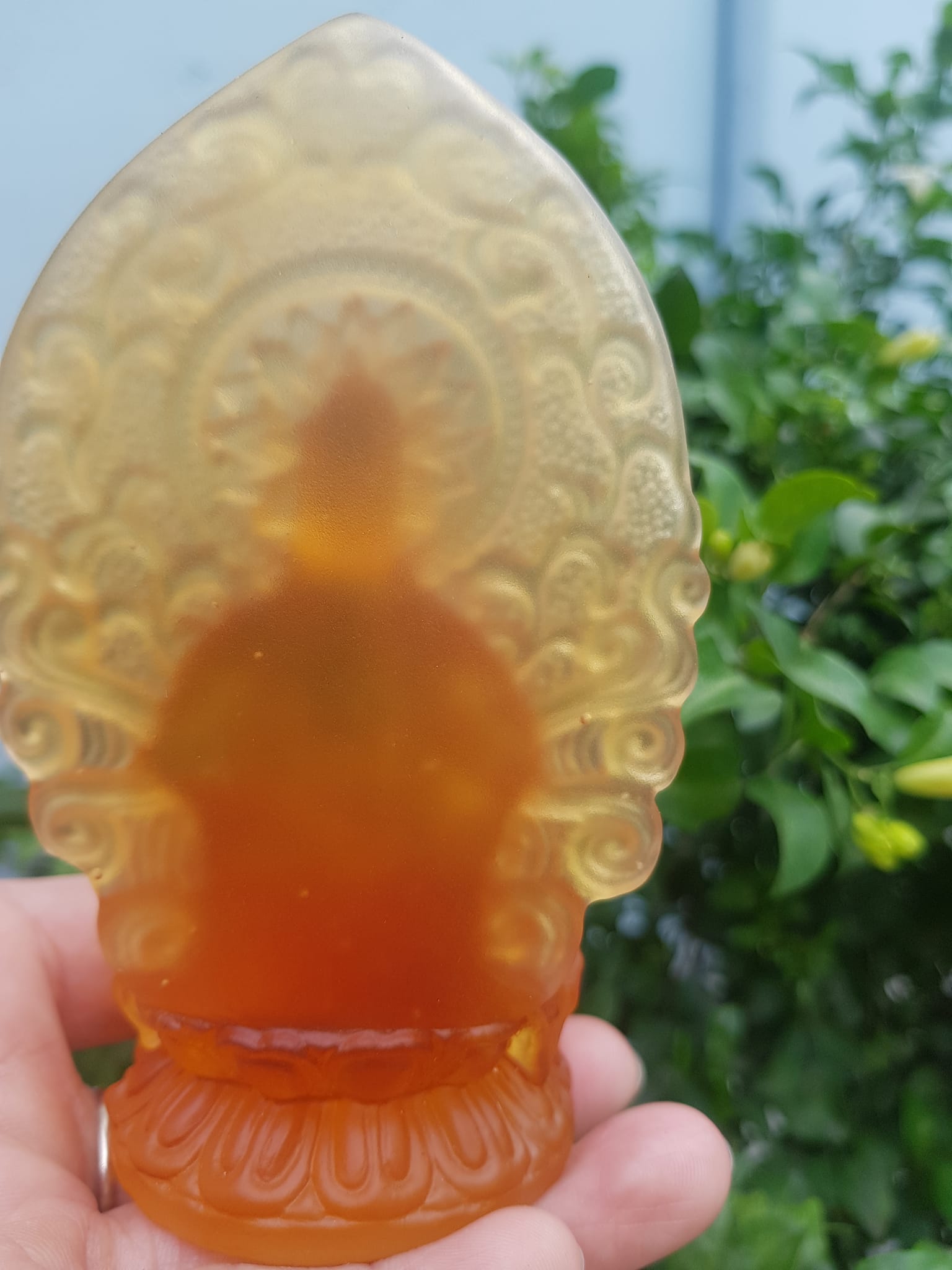 TƯỢNG PHẬT BÀ QUAN ÂM MỚI ĐÁ LƯU LY VÀNG ĐẬM ĐỂ TRONG XE HƠI hoặc BÀN cao 12cm x đk 7cm x đế 5cm Mệnh KIM mệnh THỔ mệnh THUỶ ạ