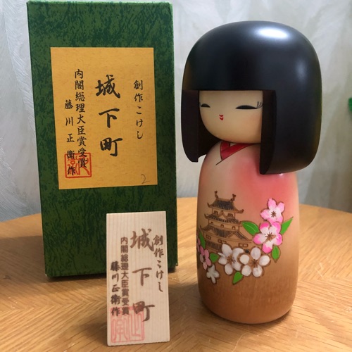 Búp bê gỗ Kokeshi Nhật Bản, sản phẩm handmade làm tay thủ công, là món quà ý nghĩa của Nhật Bản