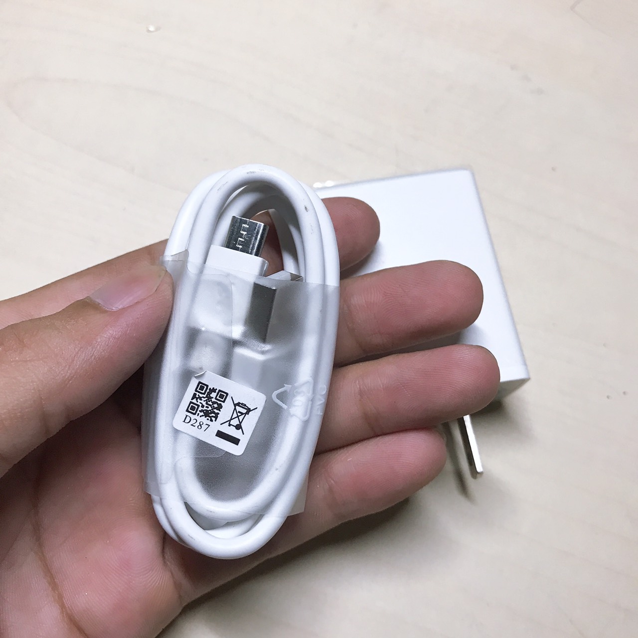 Bộ sạc nhanh 10W (5V/2A) chân dẹt màu trắng tặng kèm cáp sạc USB micro dùng cho samsung, sony, nokia, vivo, oppo, redmi...