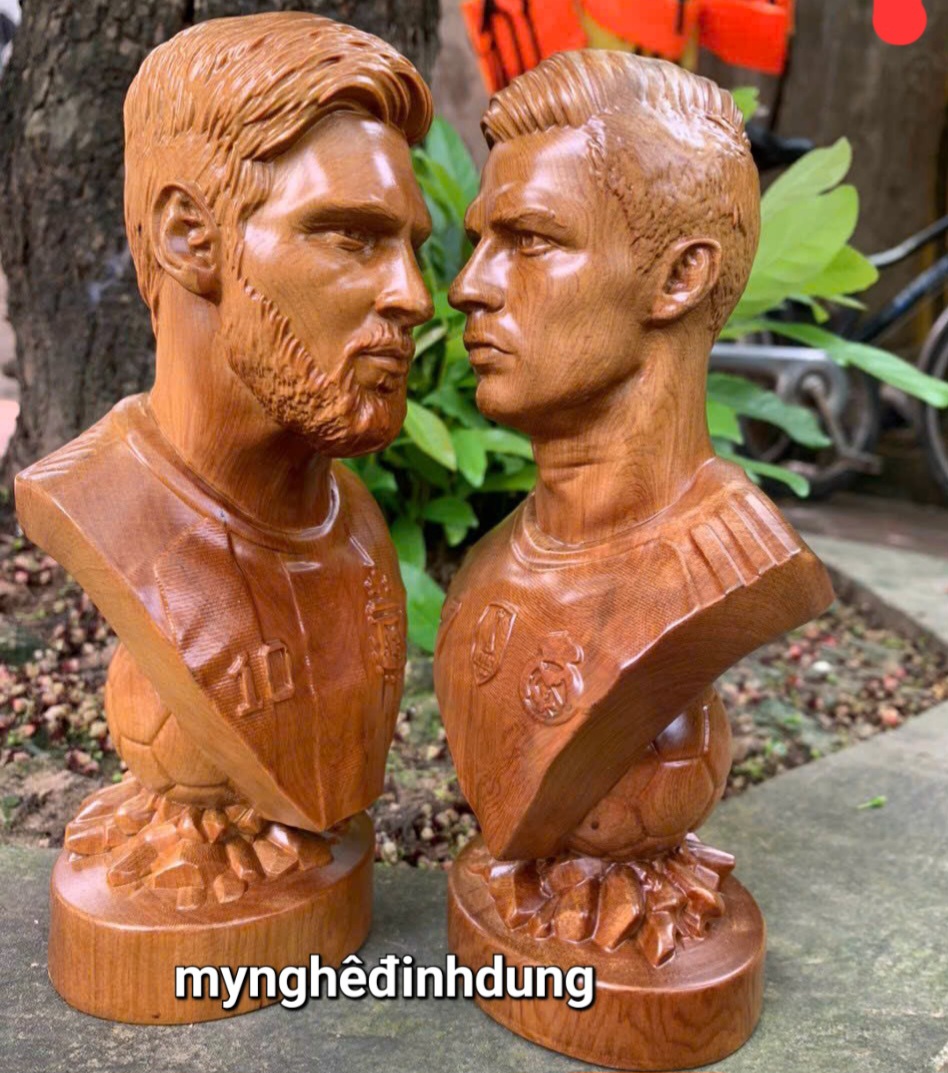 Điêu khắc chân dung Cristiano Ronado bằng gỗ hương đá đẹp long lanh cao 20x10x9cm