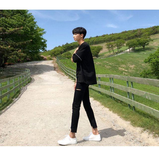 Áo tee đen basic viền trắng tay lửng form rộng unisex