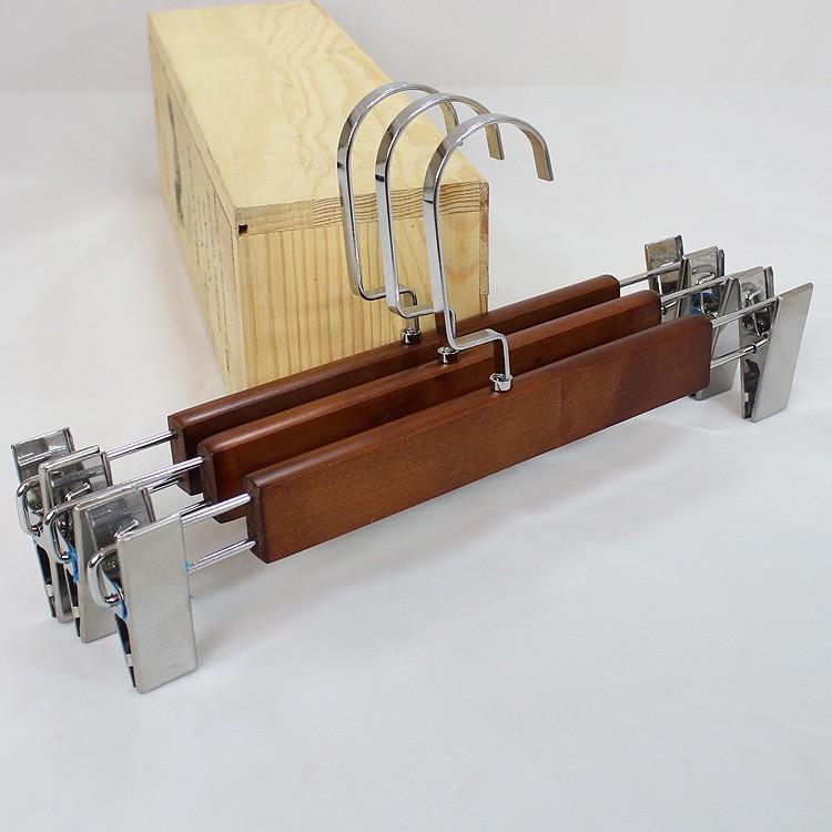 Móc,kẹp treo quần áo bằng gỗ nâu đầu kẹp inox sáng bóng, đầu móc xoay 360 dùng cho cửa hàng, shop thời trang và gia đình