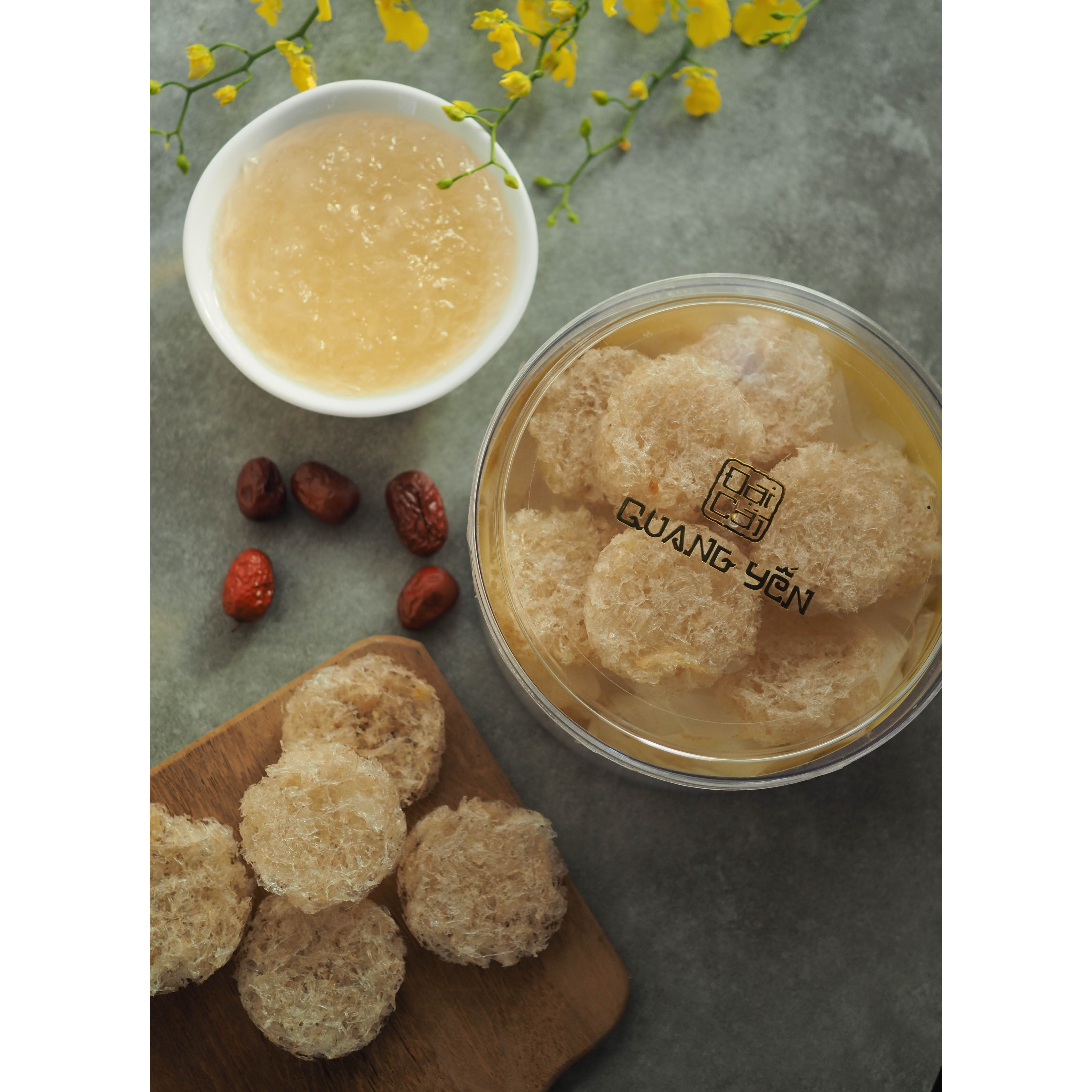 Yến Sào Tinh Chế Vụn Tròn Đại Cát Quang Yến là những tổ yến gãy sẽ được làm sạch, đóng khuôn thành hình và sấy khô để tạo thành 1 tổ yến tinh chế - 100GR