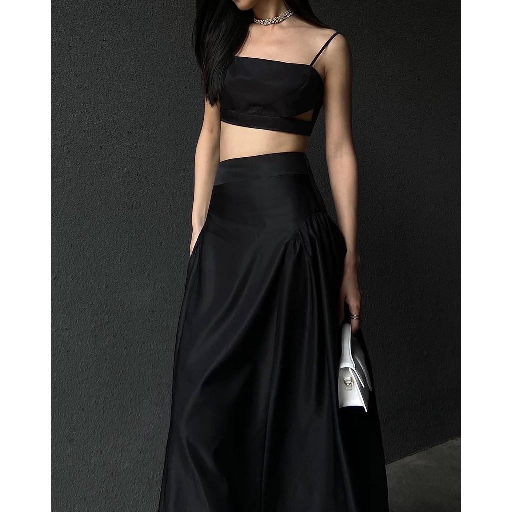 Chân váy nữ, màu đen, form dài nhún nhẹ 2 bên hông, chất vải nylon dày dặn, là min - NYLON RUFFLE MIDI SKIRT - BLACK