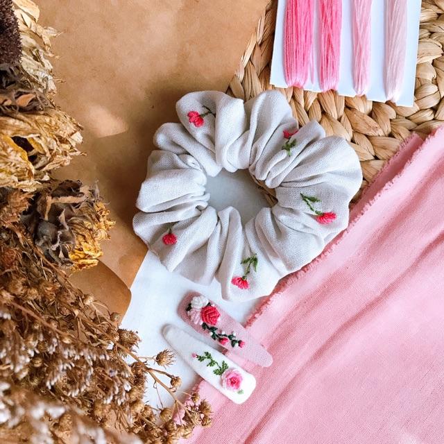 Scrunchies thêu và kẹp tone hồng