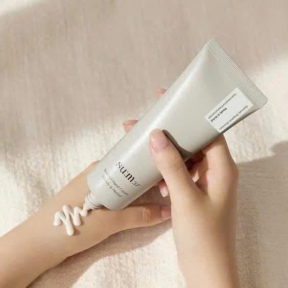 Bộ Son dưỡng môi tặng kèm kem dưỡng da tay Sum37 Skin Stay Moisture Lipcerin Holiday Special Set