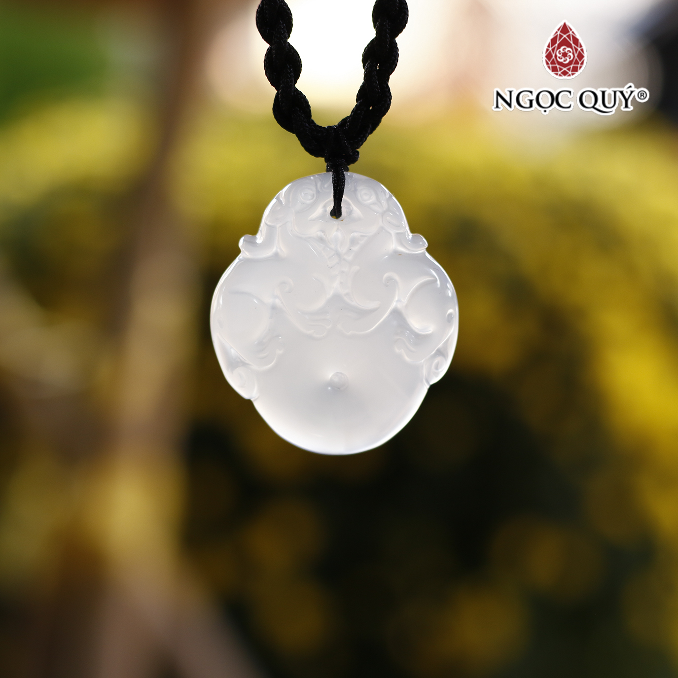 Mặt dây chuyền tỳ hưu cưỡi đá mã não trắng 3.7x3.2cm mệnh thủy, kim - Ngọc Quý Gemstones