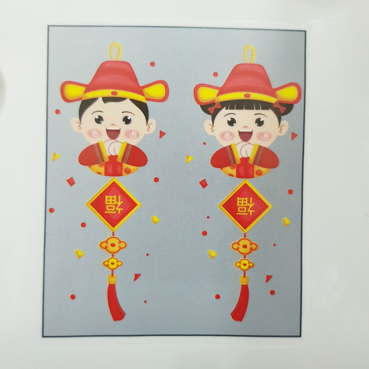 DECAL TRANG TRÍ TẾT HỌA TIẾT HAI BÉ CẦM LIỄN