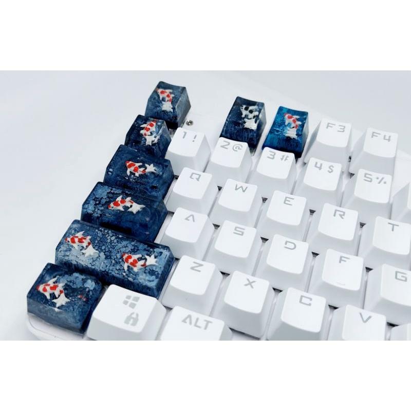 Set keycap cá koi tone đen xám trang trí bàn phím cơ.