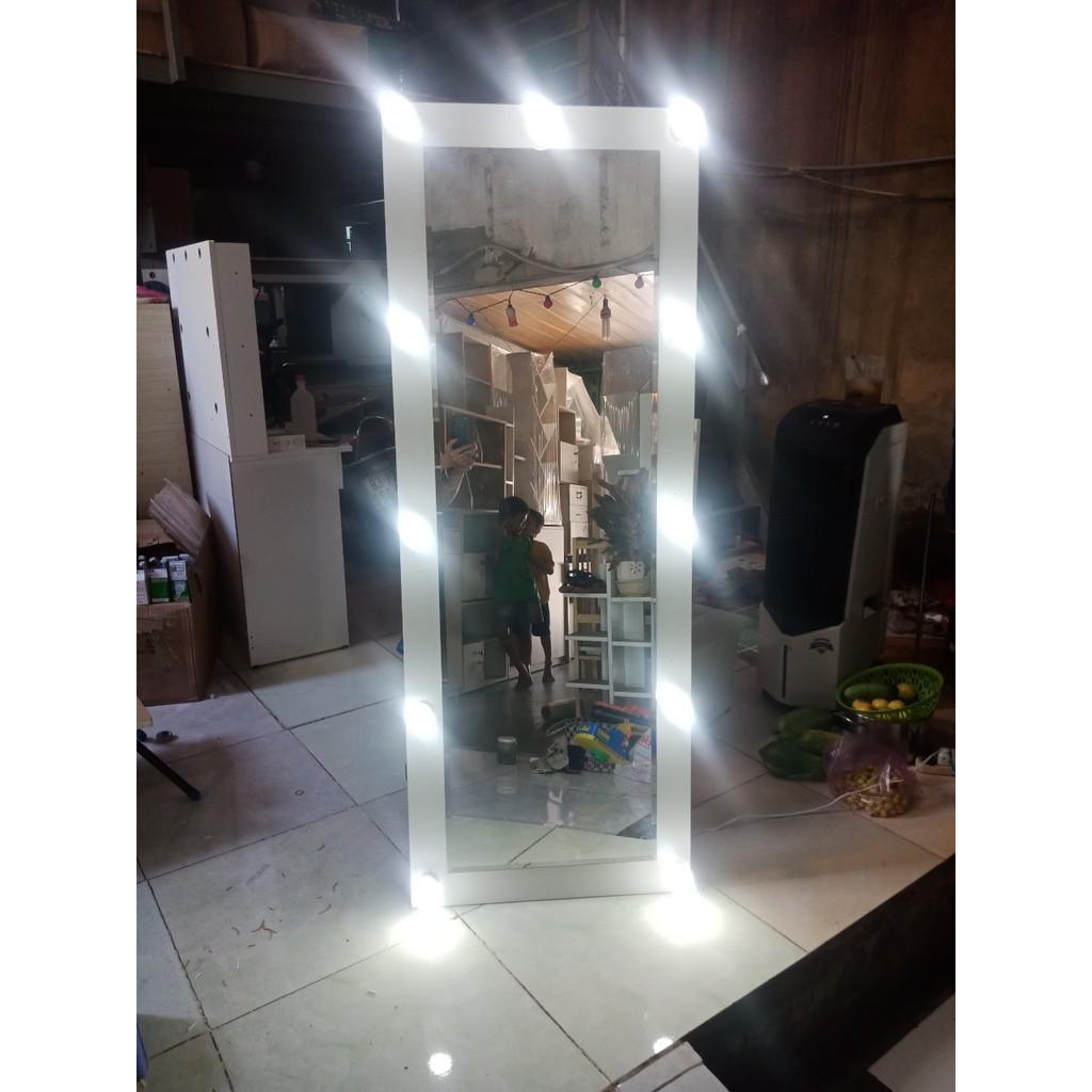 Gương soi có gắn đèn