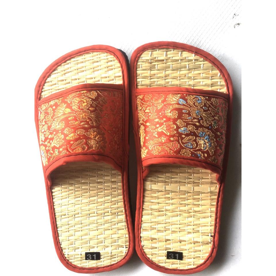 Ngang chiếu em bé ,dép đi biển