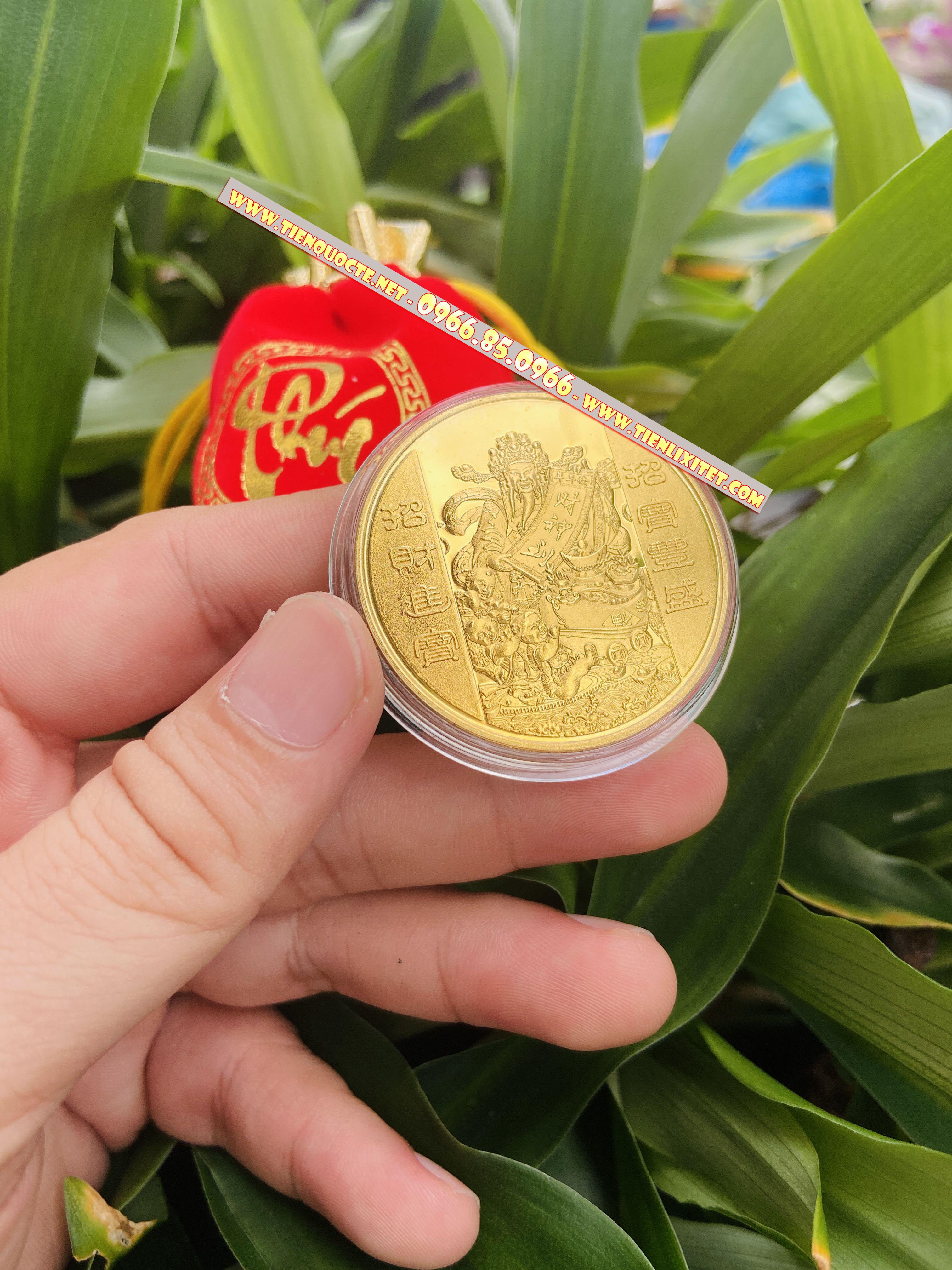 Quà tết sang trọng lì xì GIÁ SỐC Đồng Xu Thần Tài Mặt Sau Đồng Xu Hình Cá Chép tặng kèm túi gấm SQTTC000161