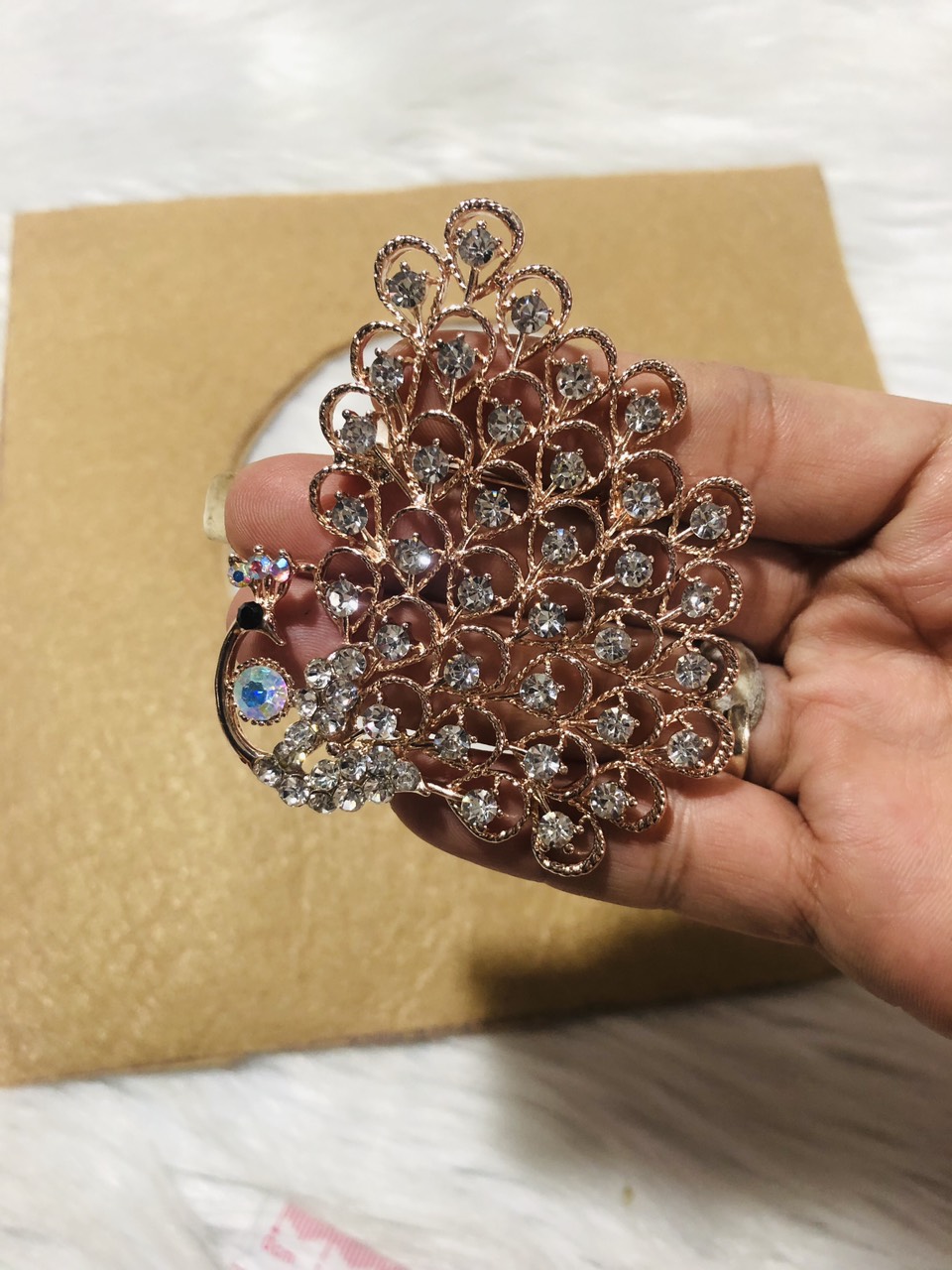 Cài áo con công đính đá trắng cao cấp. KT 6 x 7cm