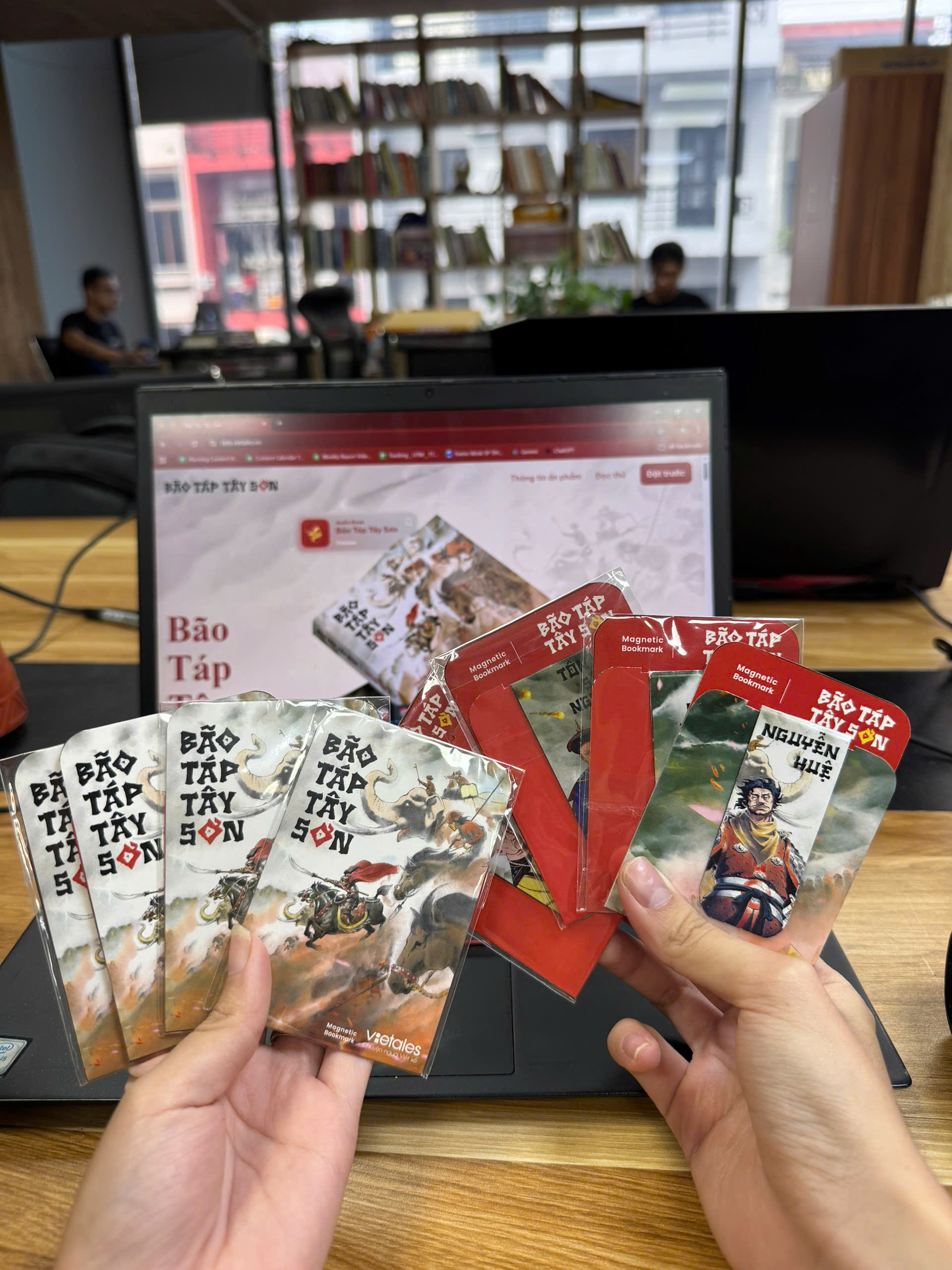 (Postcard chân dung Quang Trung, in màu toàn bộ) BÃO TÁP TÂY SƠN – Trần Hoàng Vũ – Vietales